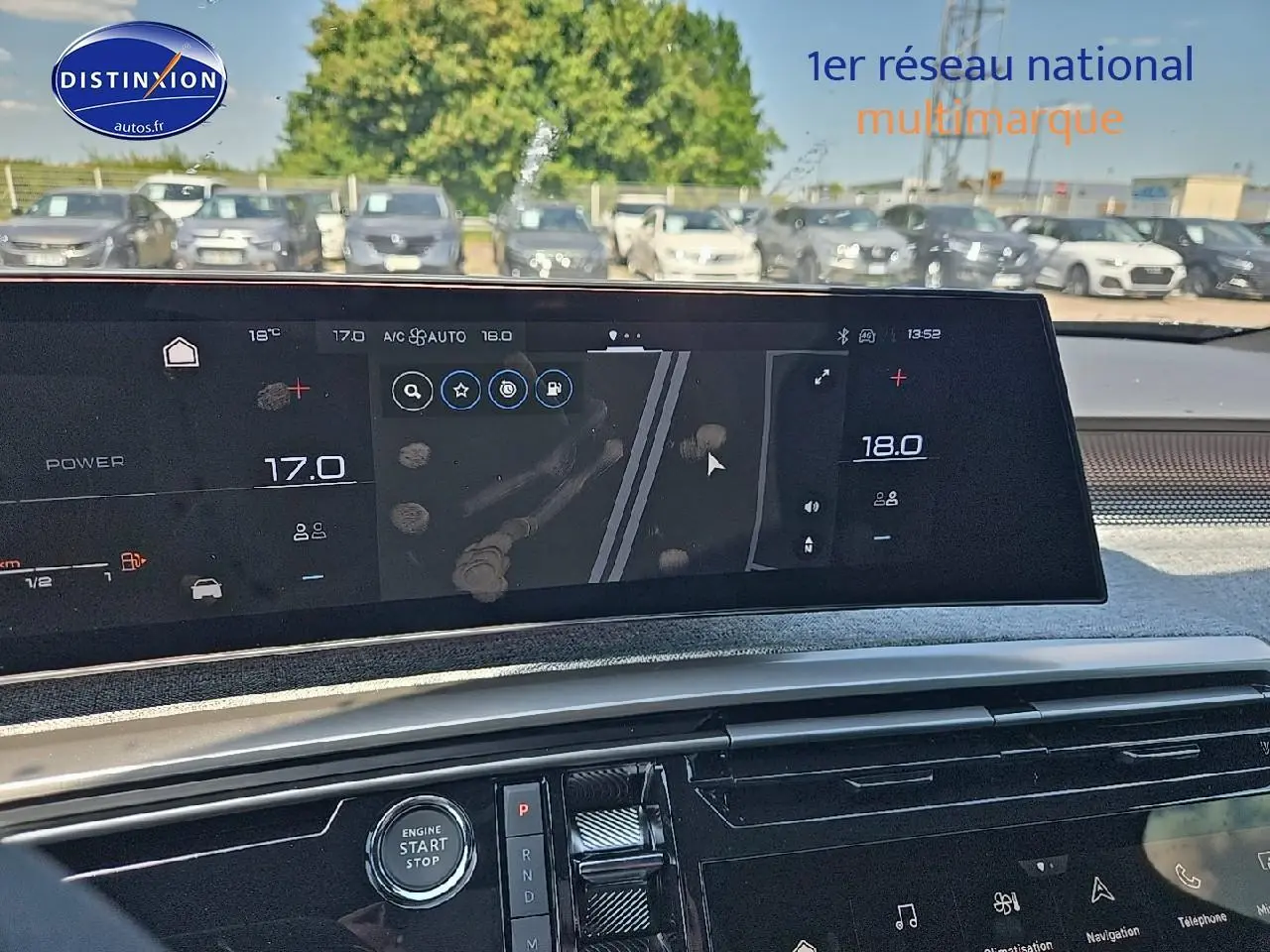 Vue intérieure du tableau de bord du Peugeot 3008 noir perla nera avec écran tactile large et commandes modernes.