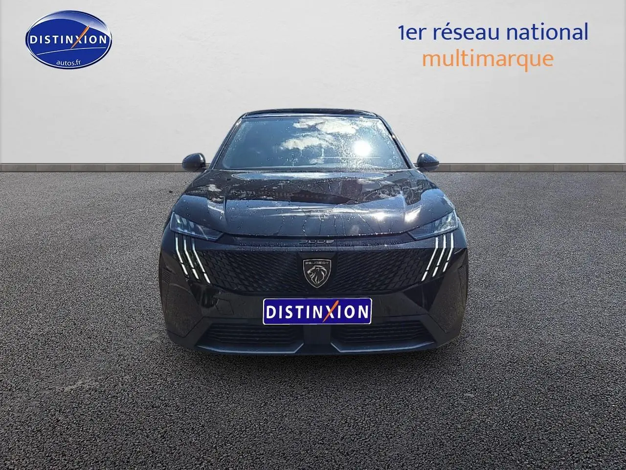 Peugeot 3008 noir perla nera vue de face avec phares LED et calandre distinctive.