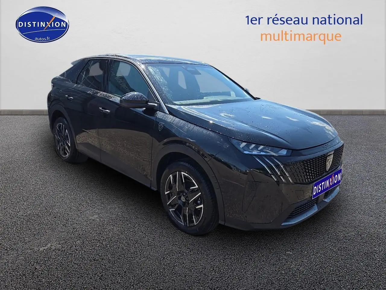 Peugeot 3008 noir perla nera en 3/4 avant droit, avec jantes alu et calandre distinctive GT.