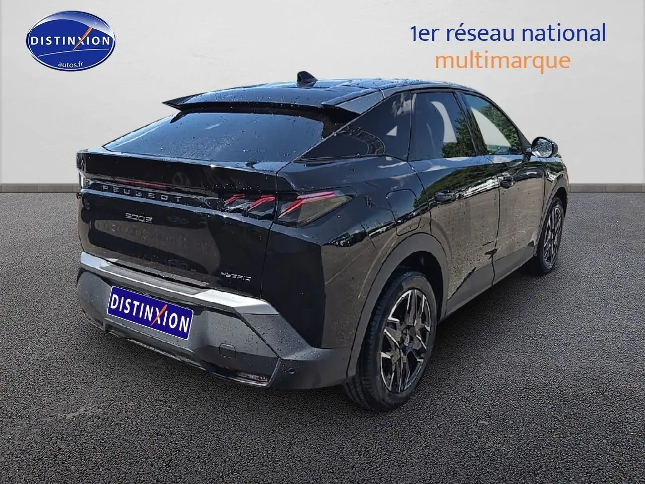 Peugeot 3008 noir perla nera vue 3/4 arrière droit avec feux LED et jantes alliage distinctives.