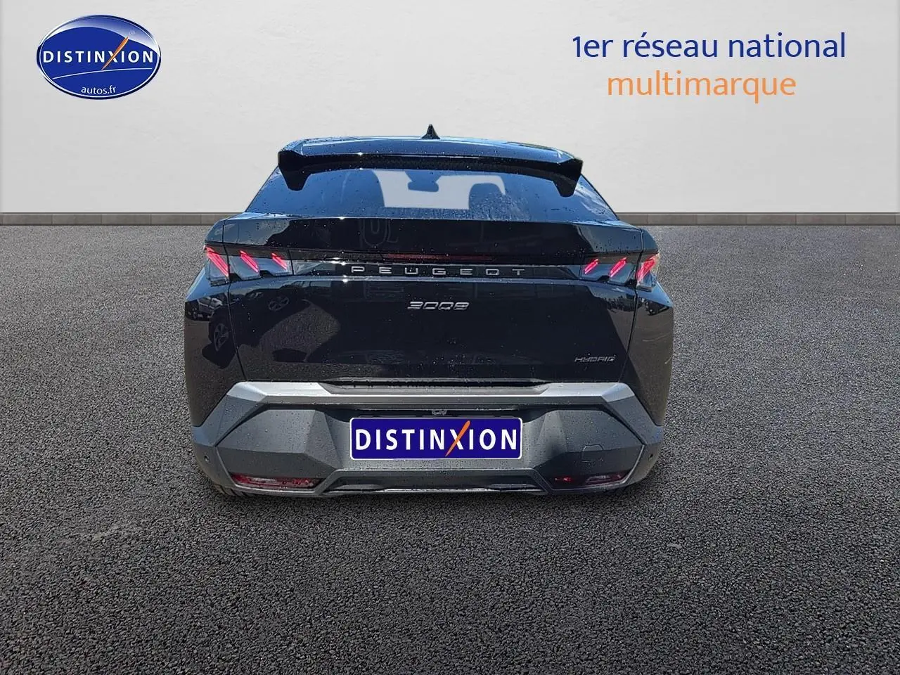 Vue arrière d’un Peugeot 3008 noir perla nera avec becquet et feux arrière LED caractéristiques.