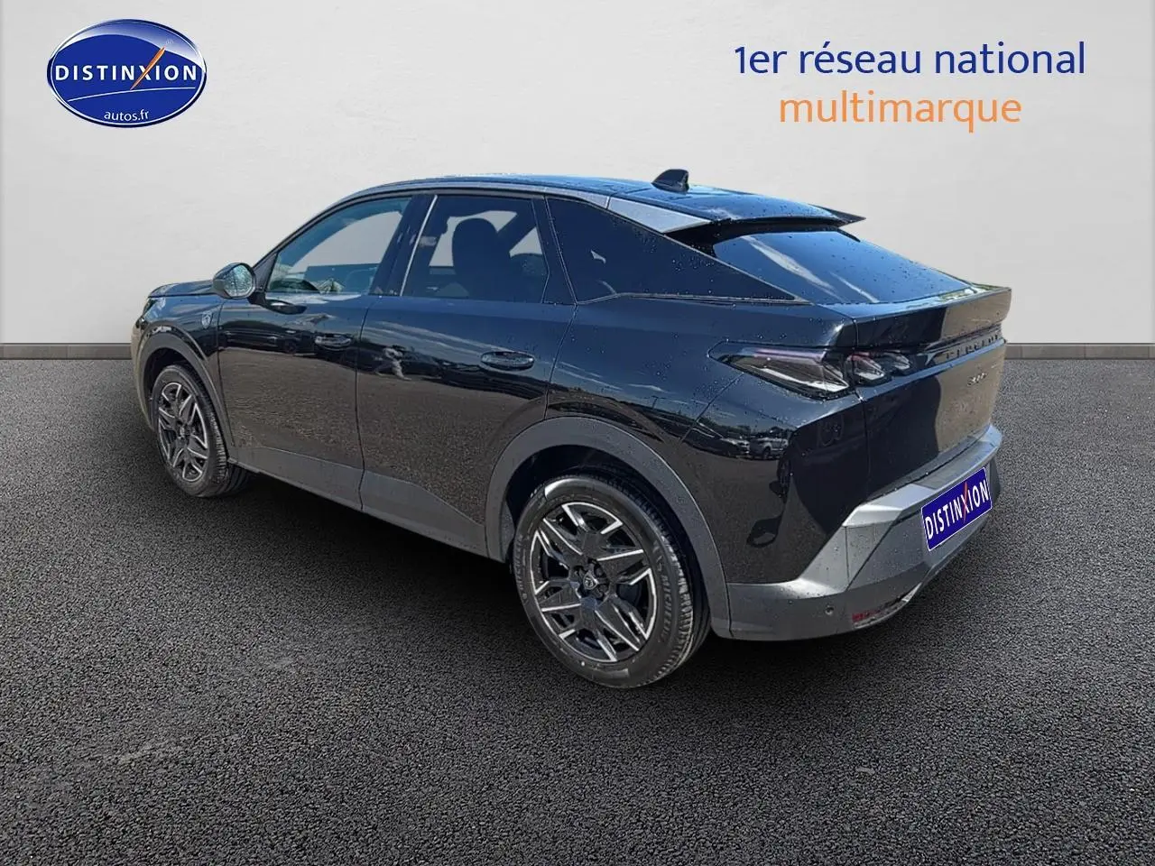 Peugeot 3008 noir perla nera en 3/4 arrière droit, avec jantes alu et becquet arrière visible.