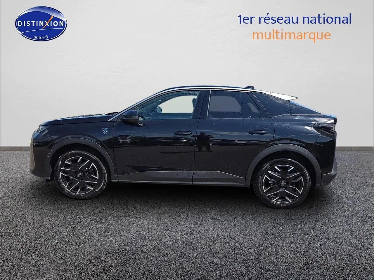 Profil côté gauche du Peugeot 3008 noir perla nera 2025 avec jantes alu et vitres surteintées.