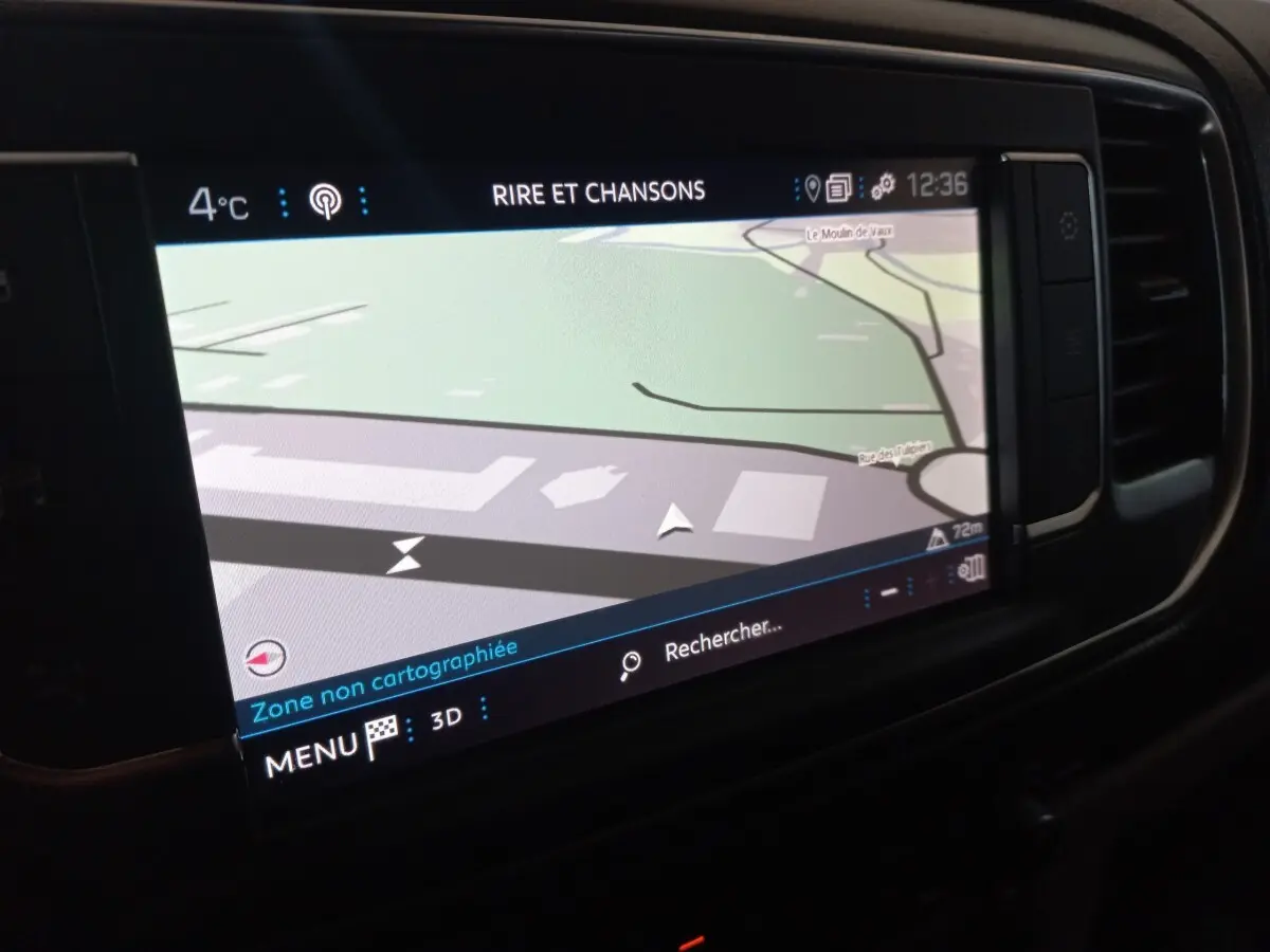 Écran tactile central du Peugeot Traveller 2021 affichant la navigation avec interface moderne et commandes latérales visibles.