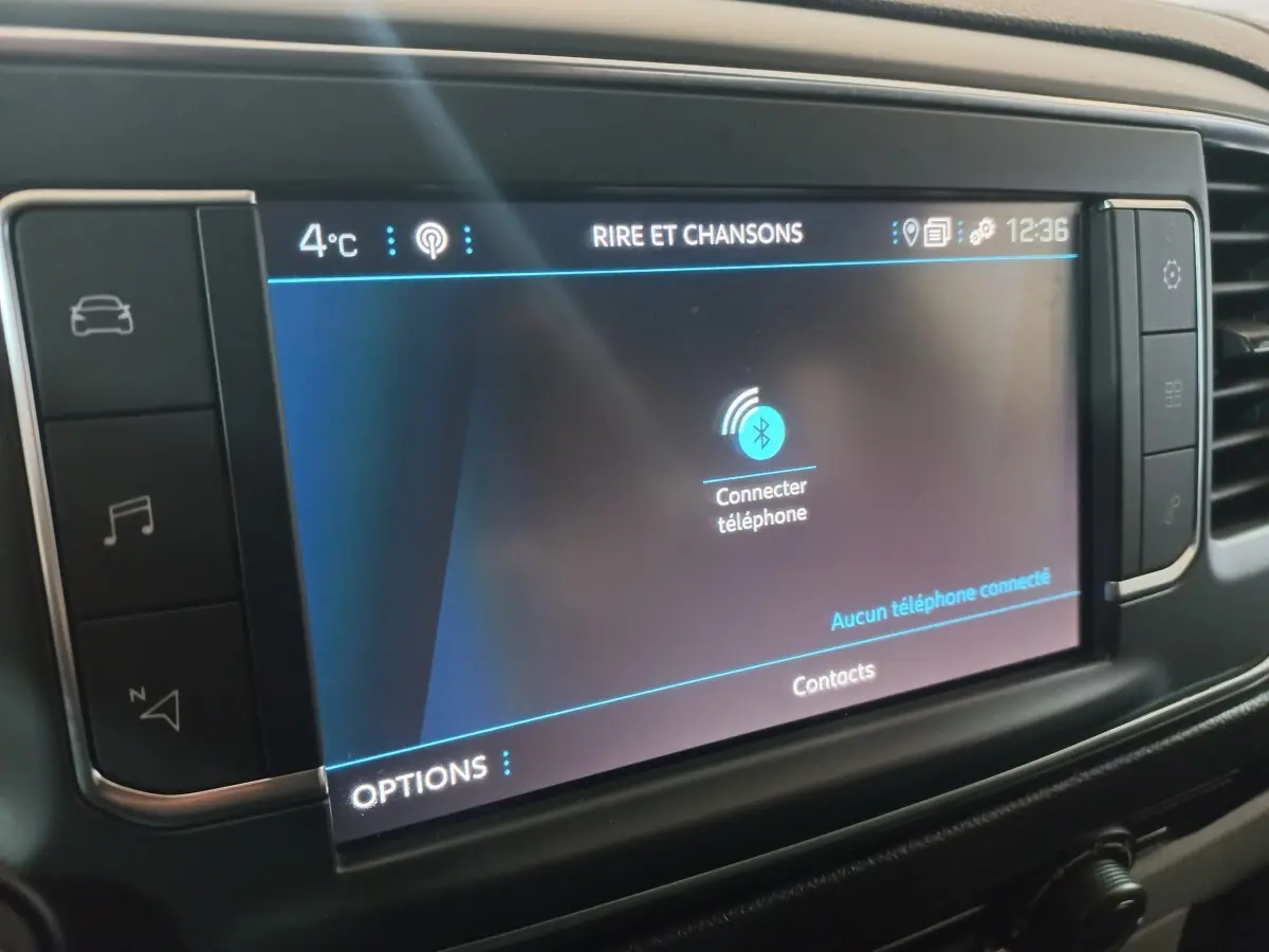 Écran tactile central du tableau de bord du Peugeot Traveller gris clair, affichant la connexion Bluetooth.