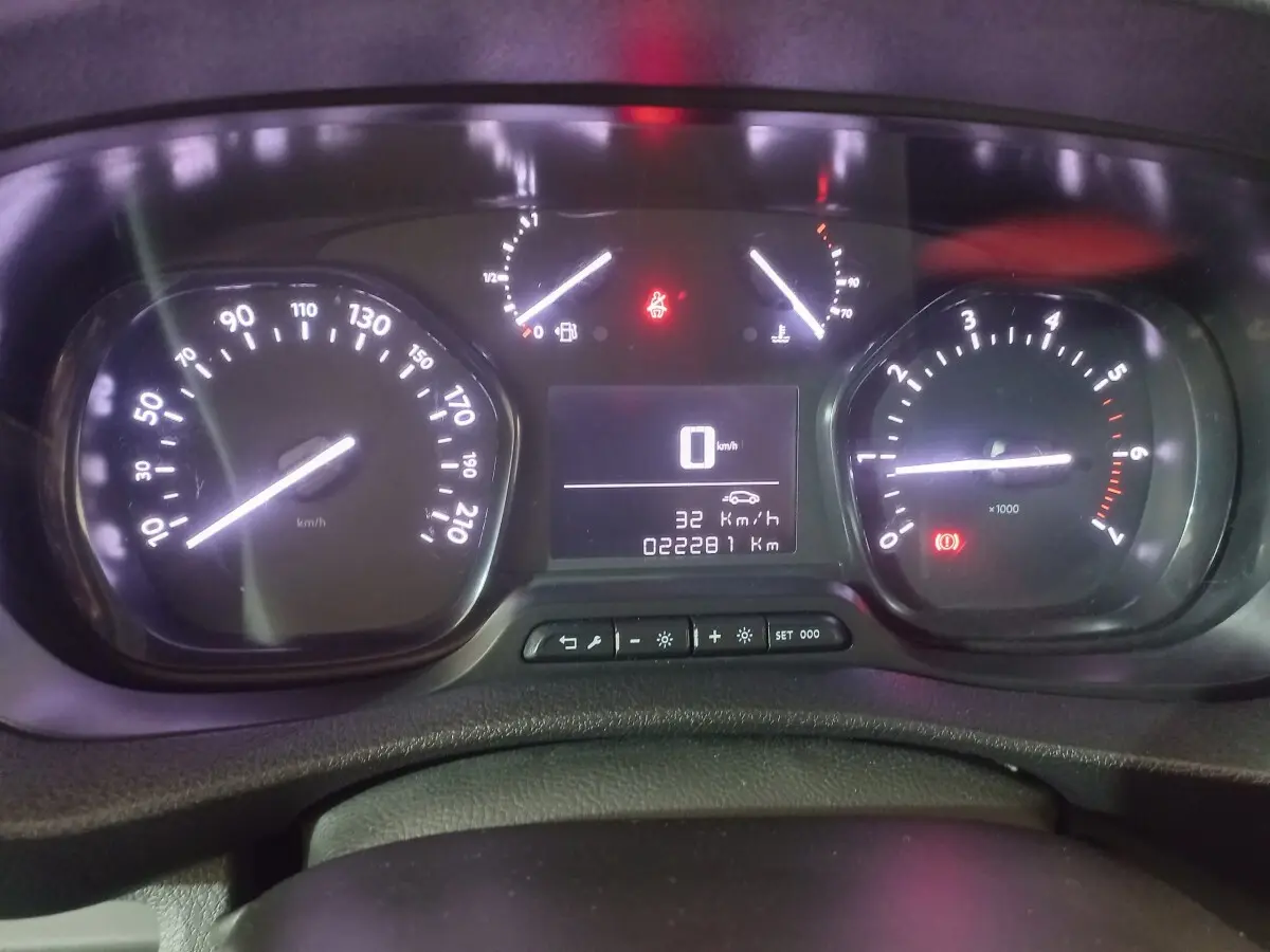 Vue rapprochée du tableau de bord du Peugeot Traveller 1.5 BlueHDi, affichant la vitesse et le compteur kilométrique.