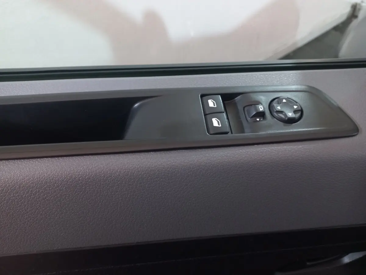 Commande des vitres et réglage des rétroviseurs sur la portière intérieure grise du Peugeot Traveller 2021.