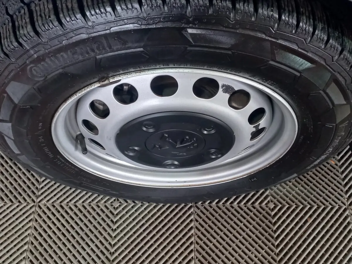 Gros plan sur la roue acier grise avec logo Peugeot d’un Peugeot Traveller 1.5 BlueHDi 120 diesel.