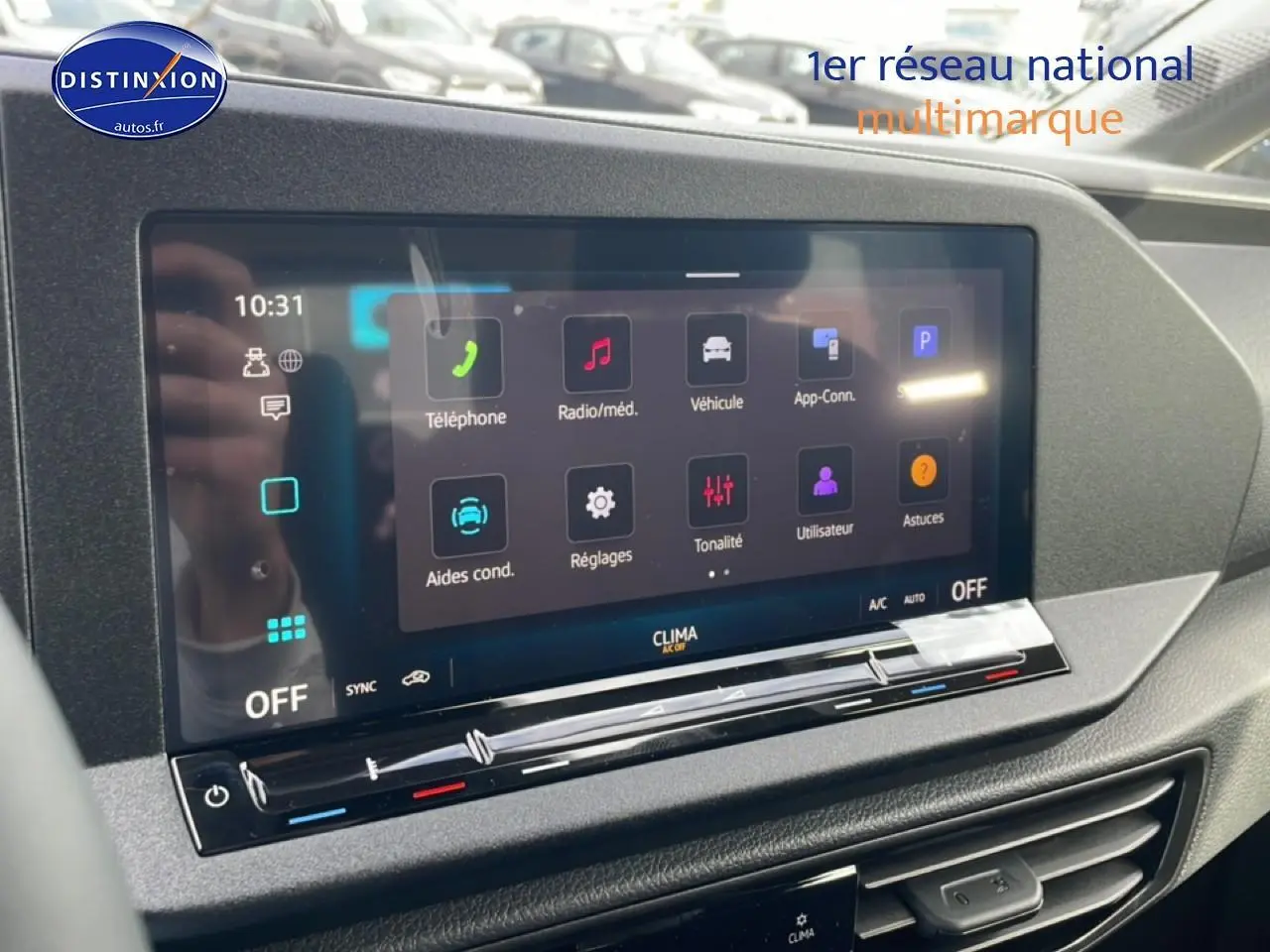 Écran tactile central couleur affichant les options multimédia et climatisation dans un Volkswagen Caddy gris indien 2025.