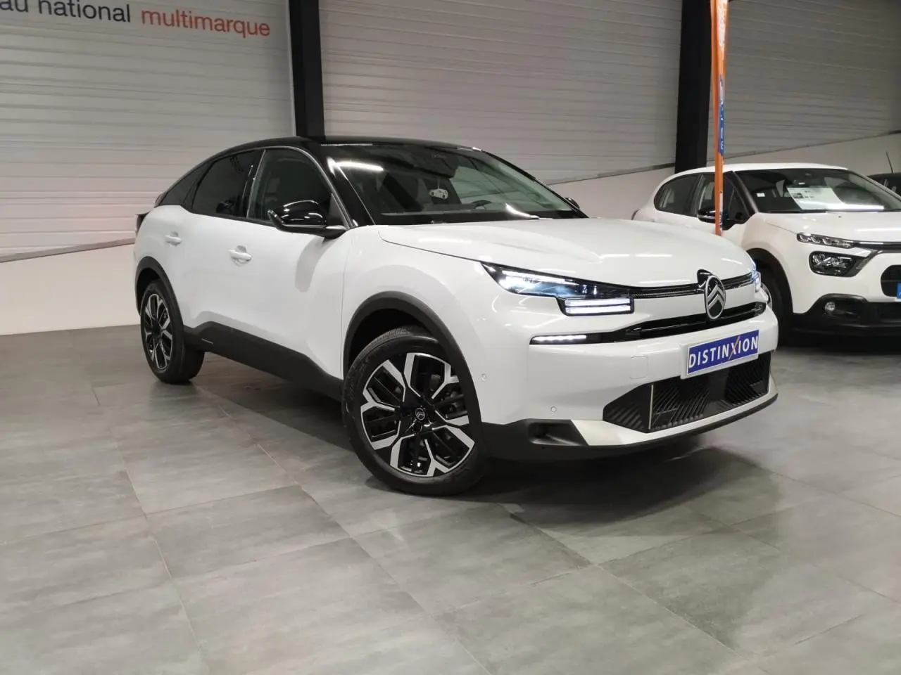 Vue 3/4 avant d'une Citroën C4 blanche Okenite avec toit noir et jantes alliage 18'' AMBER diamantées.