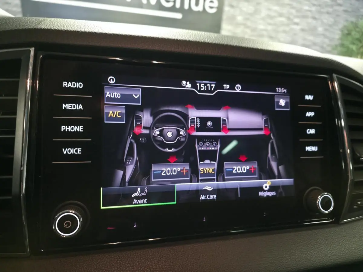 Écran tactile central du Skoda Karoq 2023 affichant la climatisation bi-zone et les commandes multimédia.