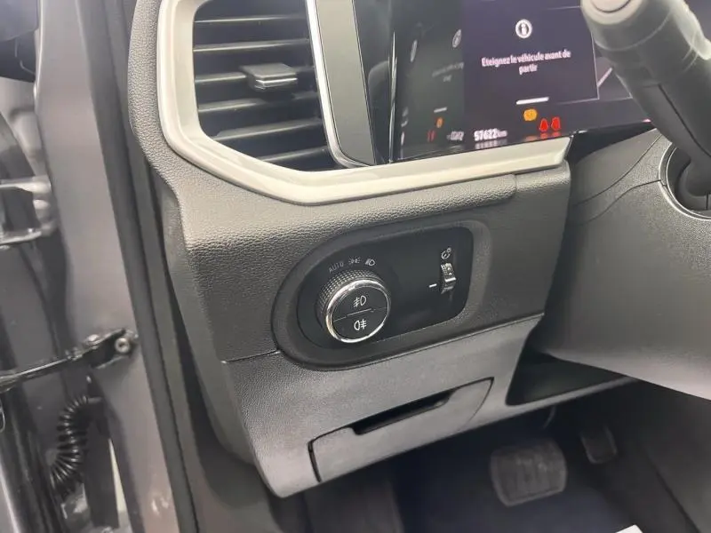 Vue intérieure côté gauche du tableau de bord gris avec commande des phares et ventilation sur Opel Grandland 2022 gris métallisé.