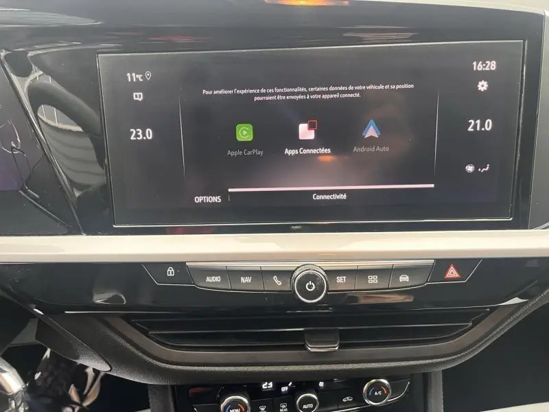 Écran tactile central de l’Opel Grandland 2022 avec interface Apple CarPlay et Android Auto, vue intérieure.