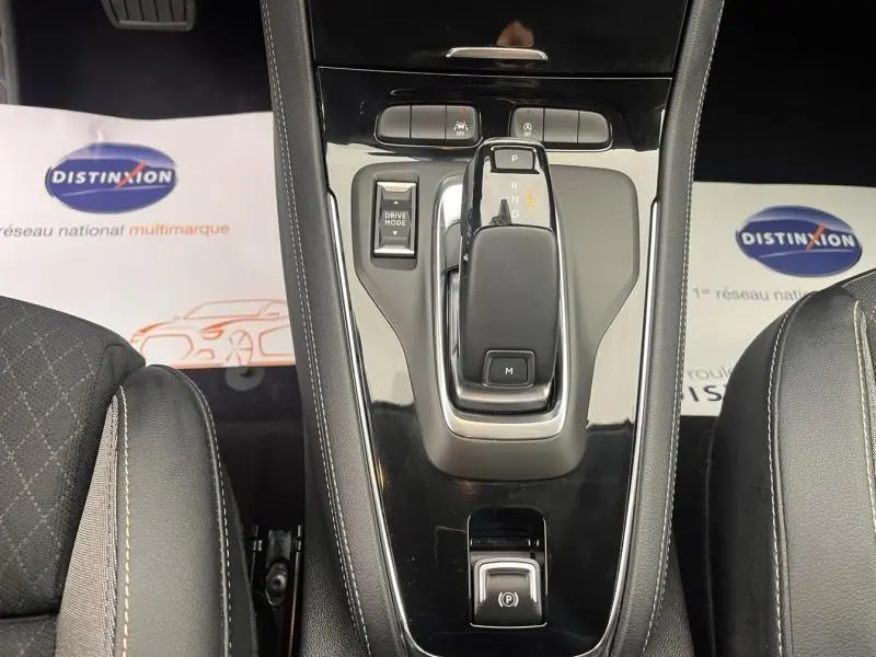 Vue rapprochée de la console centrale noire brillante avec levier de boîte auto et commandes du Opel Grandland gris Kontrast 2022.