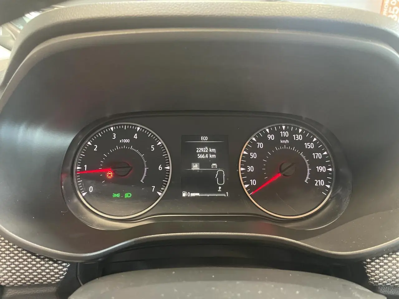 Vue rapprochée du tableau de bord de la Dacia Sandero 2024 avec compte-tours, compteur de vitesse et affichage digital.