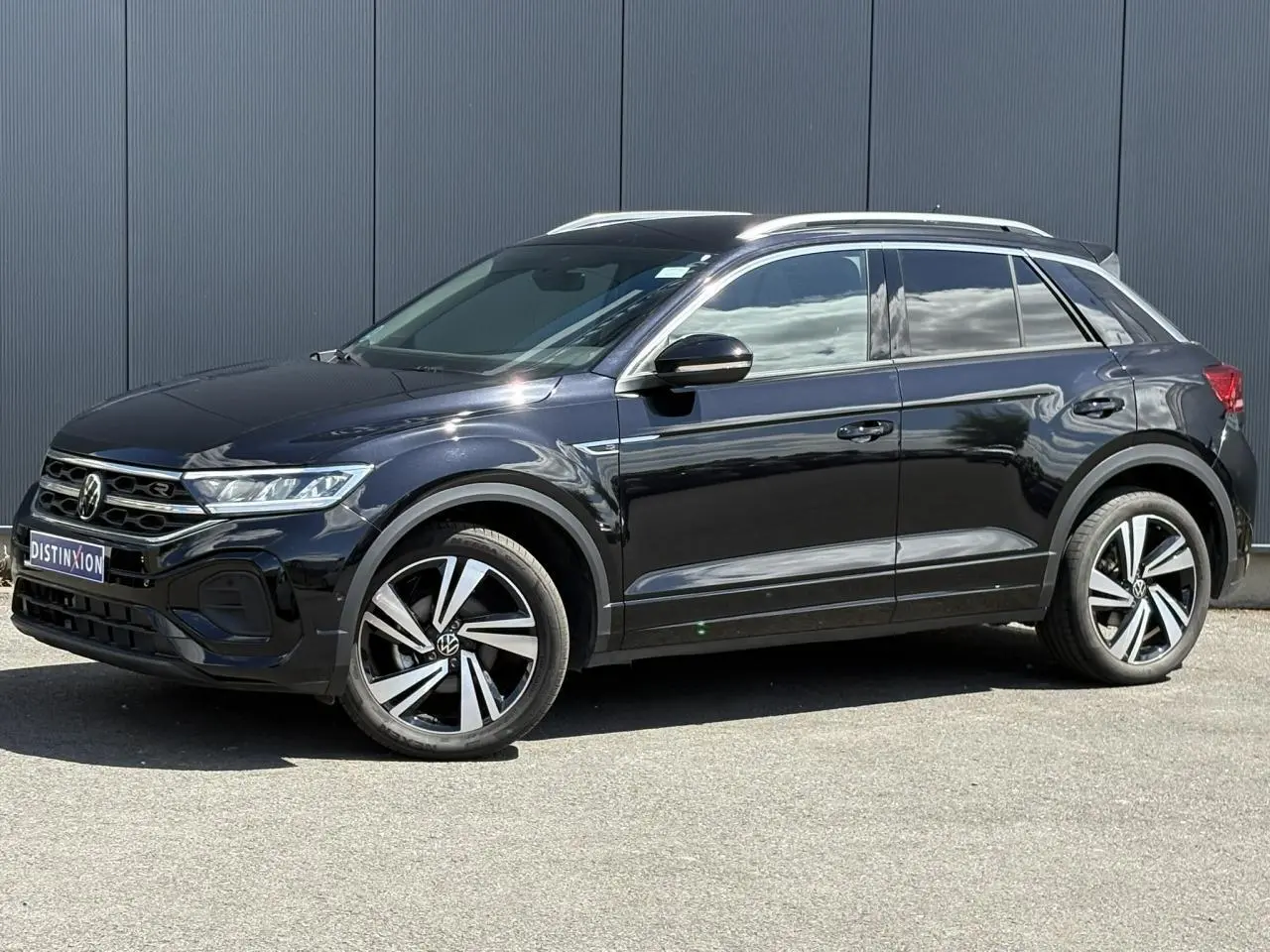 Volkswagen T-Roc noir intense en 3/4 avant droit, avec jantes alliage 18" Nevada et logo R-Line sur calandre.