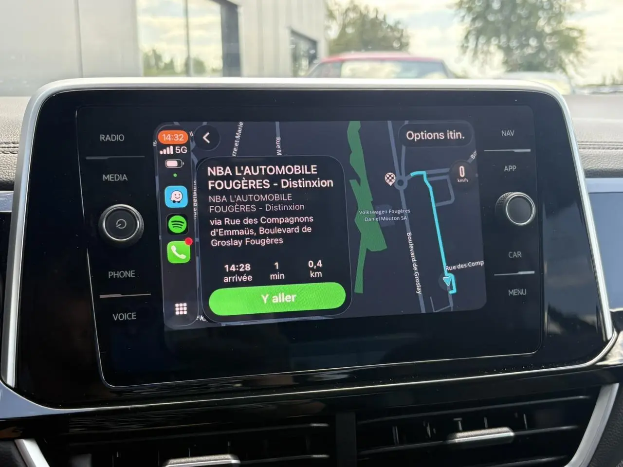 Écran tactile central du Volkswagen T-Roc 2025 affichant la navigation Apple Car Play en intérieur.