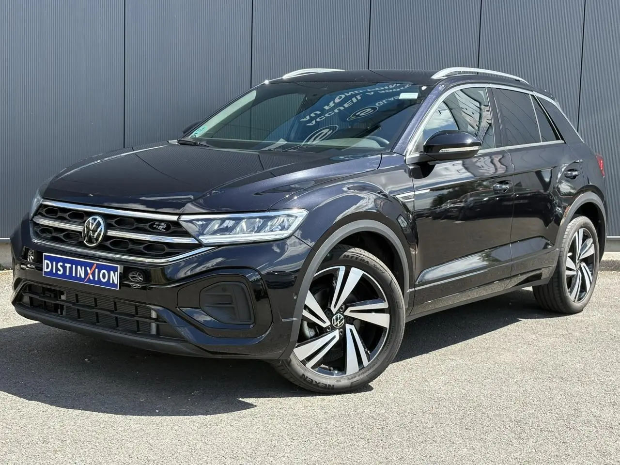 Volkswagen T-Roc 1.5 TSI R-Line noir intense en 3/4 avant droit avec jantes alliage 18 pouces Nevada.