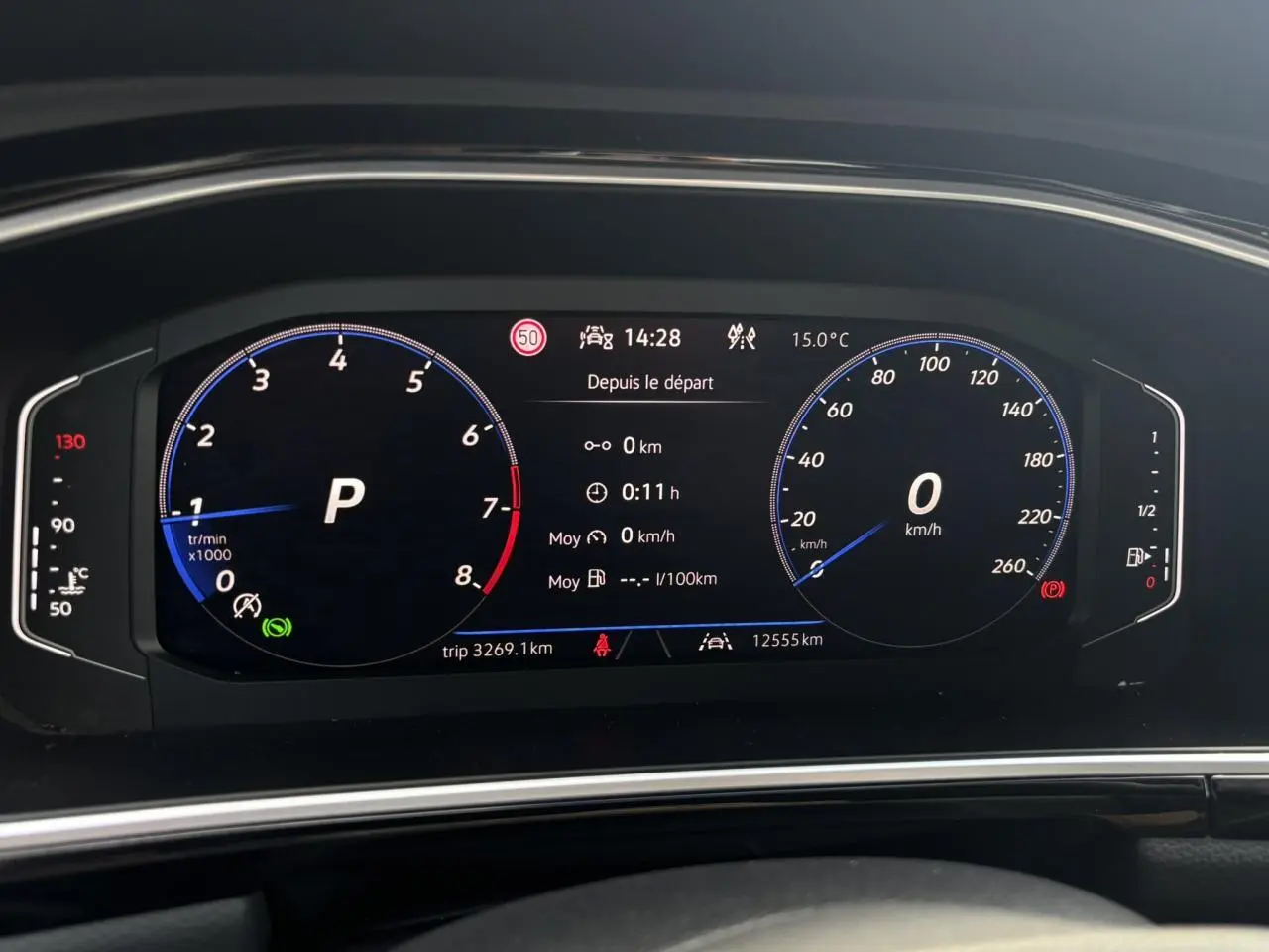 Vue rapprochée du combiné d'instruments digital du Volkswagen T-Roc 2025, affichage numérique clair et moderne.