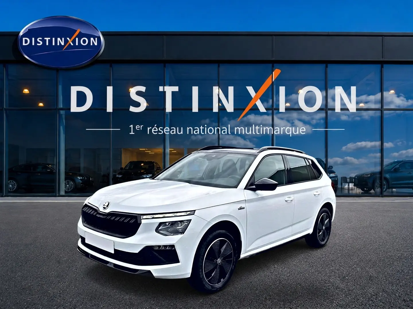 SKODA KAMIQ blanc nacré en 3/4 avant droit, avec calandre noire et jantes alu noires distinctives.