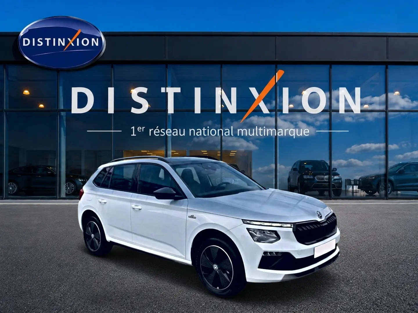 SKODA KAMIQ blanc nacré en 3/4 avant droit, avec toit noir et jantes alliage noires distinctives.