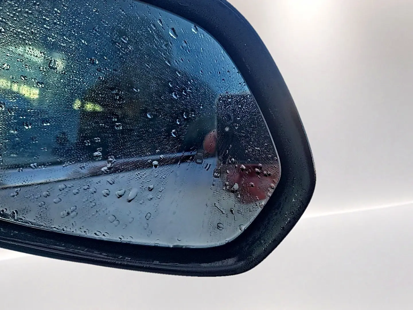 Rétroviseur droit d’un MG Motor ZS blanc 2026 avec gouttes d’eau et répétiteur de clignotant intégré.