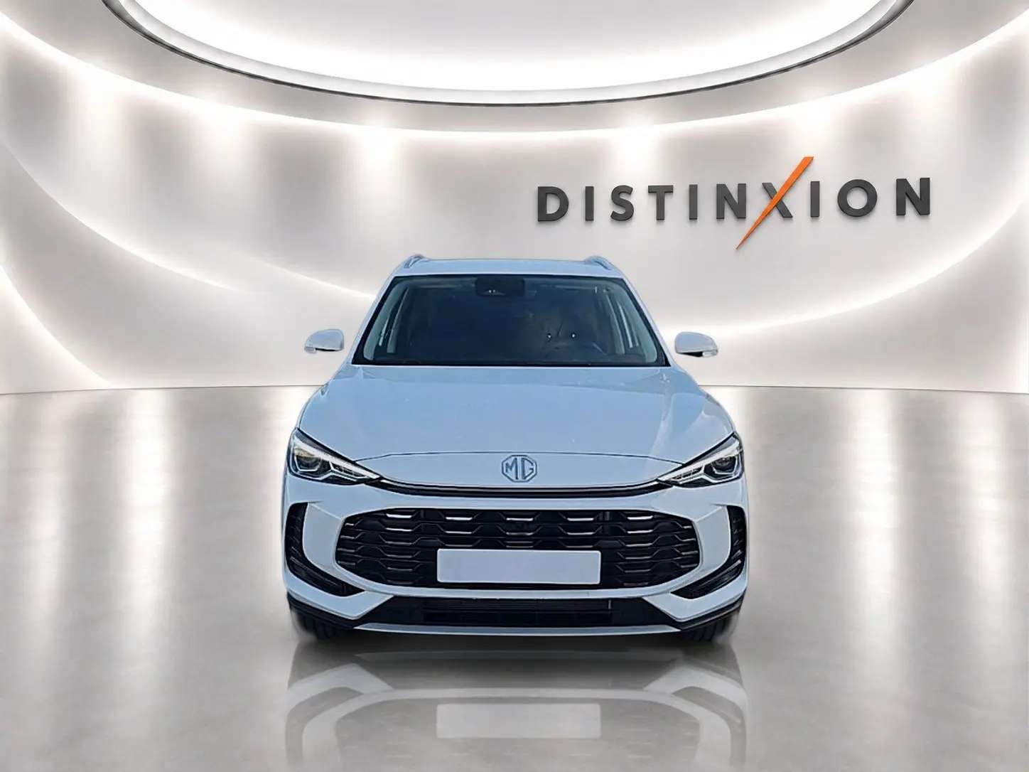 MG Motor ZS 1.5 hybrid blanc vu de face, avec calandre noire et logo MG centré, sur fond lumineux Distinxion.
