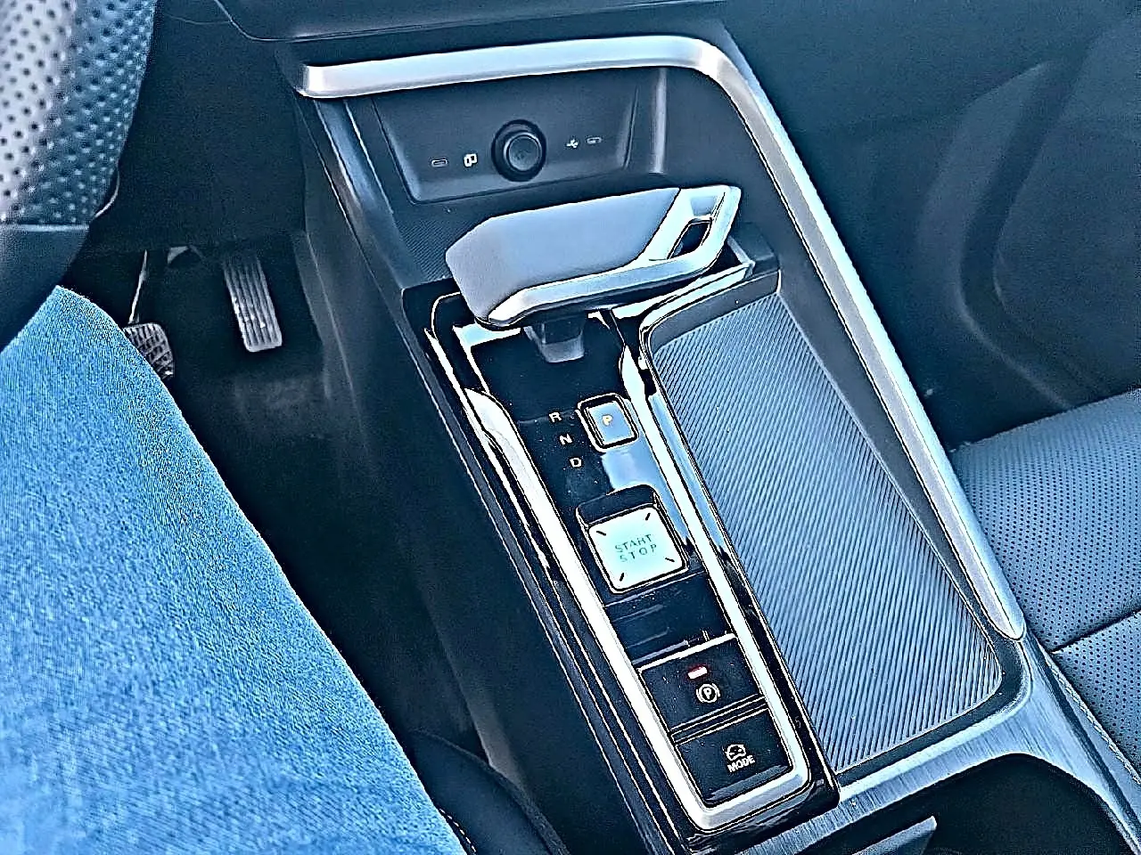 Vue rapprochée de la console centrale noire avec levier de vitesses et bouton start/stop dans MG ZS 1.5 hybrid 197 luxury.