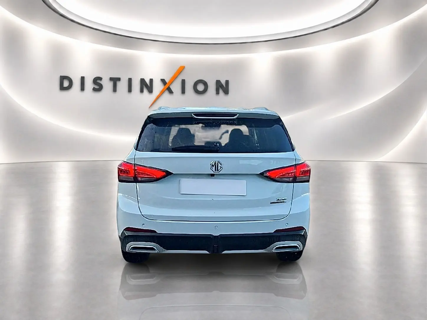 Vue arrière d’un MG Motor ZS 1.5 hybrid blanc, avec feux LED et double sortie d’échappement visible en showroom.