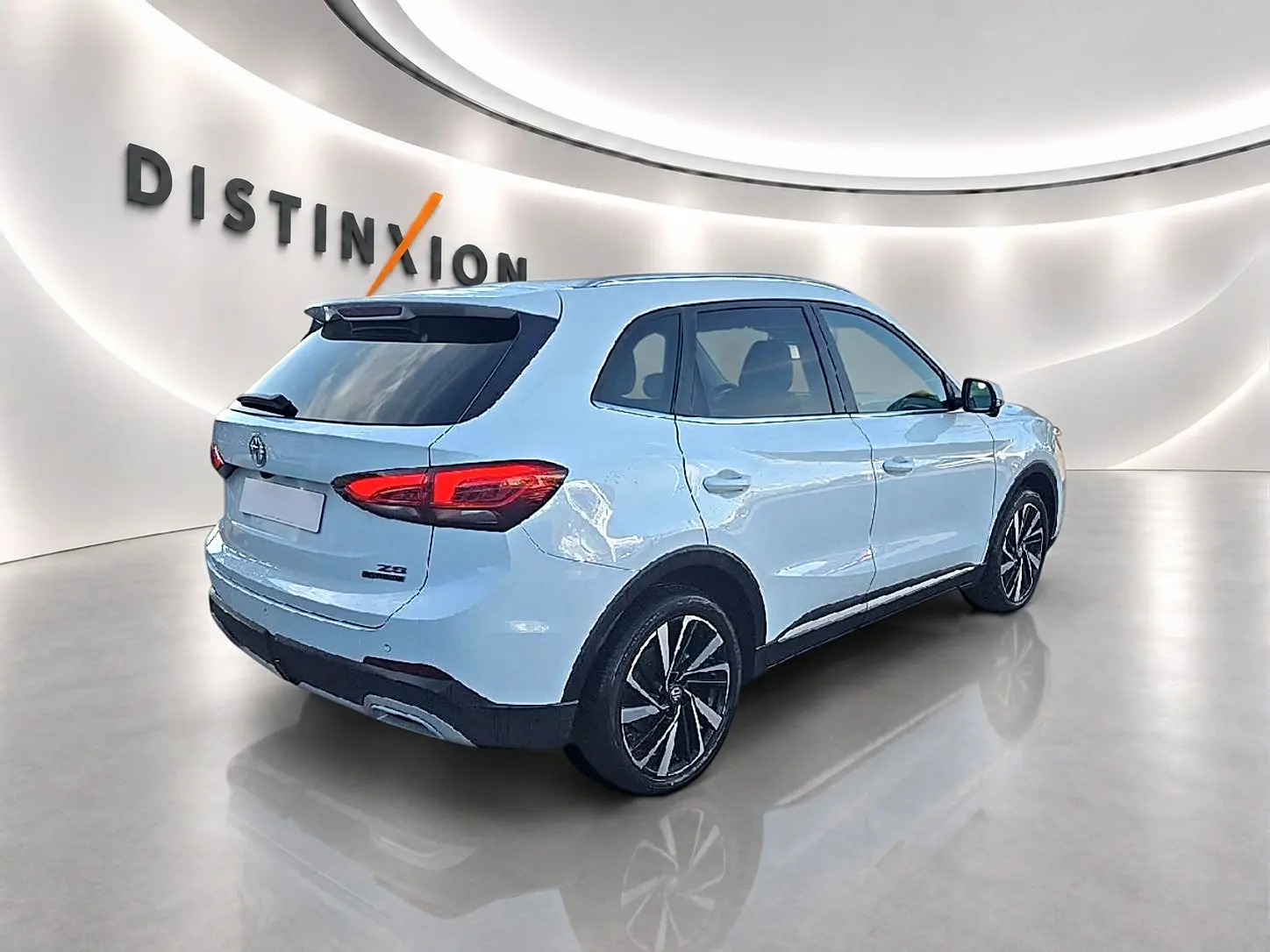 Vue 3/4 arrière droite du MG ZS blanc 2026 avec jantes alliage noires et toit panoramique en verre.