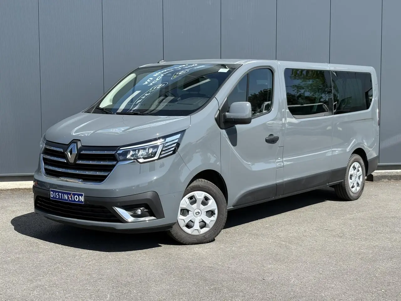 Renault Trafic Fourgon Urban Grey vu en 3/4 avant droit, avec calandre noire et projecteurs LED modernes.