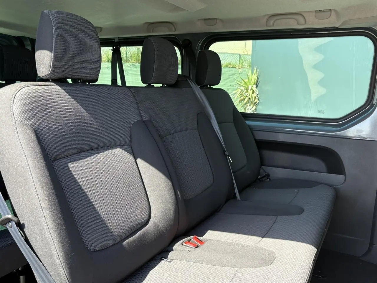 Banquette arrière grise vue de côté droit dans le Renault Trafic Fourgon Combi Zen L2H1 2024.