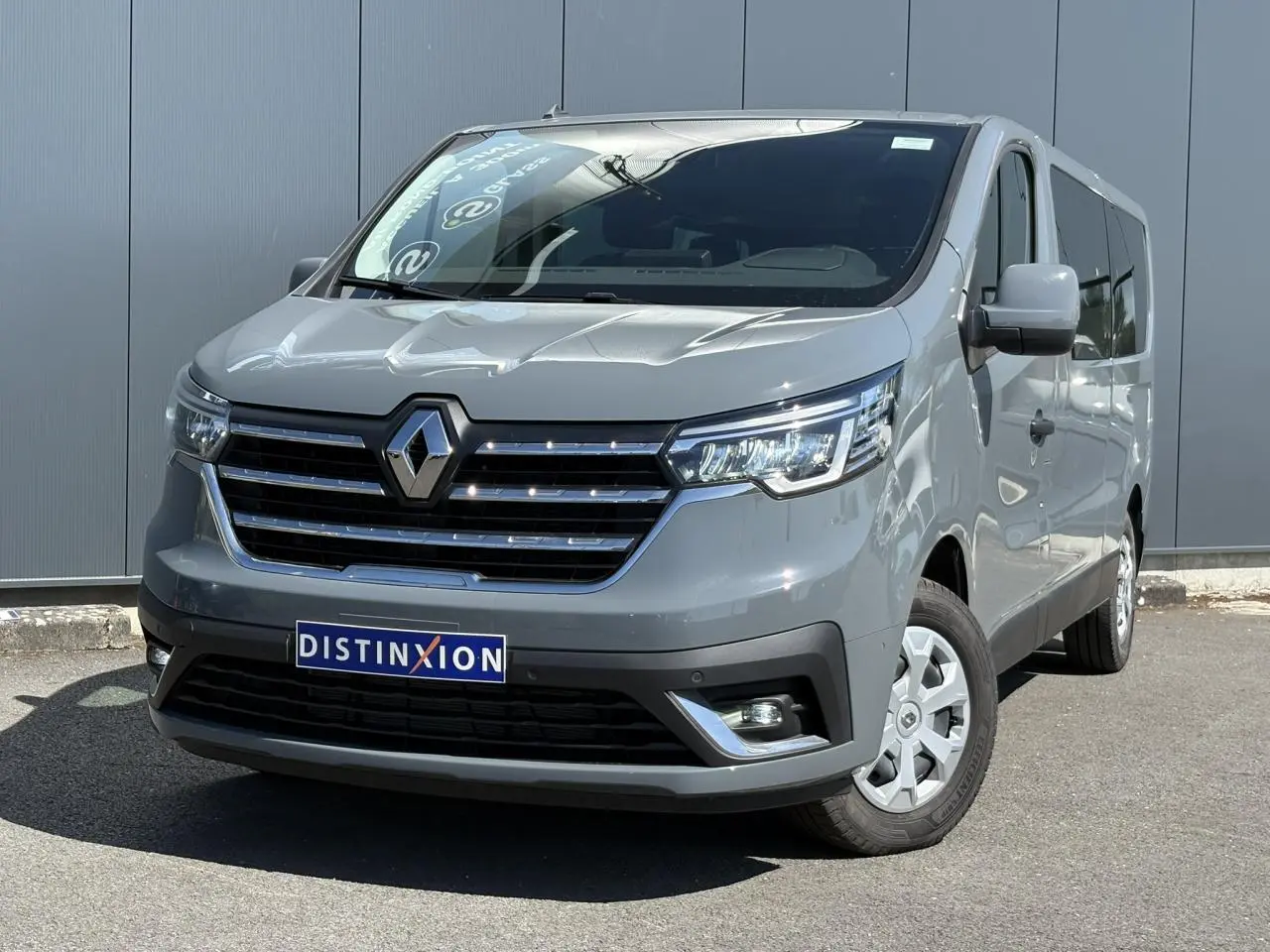 Renault Trafic Fourgon Urban Grey en 3/4 avant droit, avec calandre chromée et projecteurs Full LED visibles.