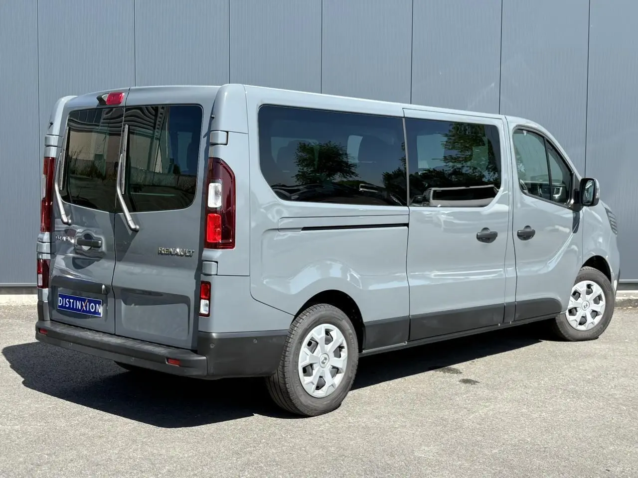 Renault Trafic Combi Urban Grey vu 3/4 arrière droit, portes vitrées et roues tôlées visibles.