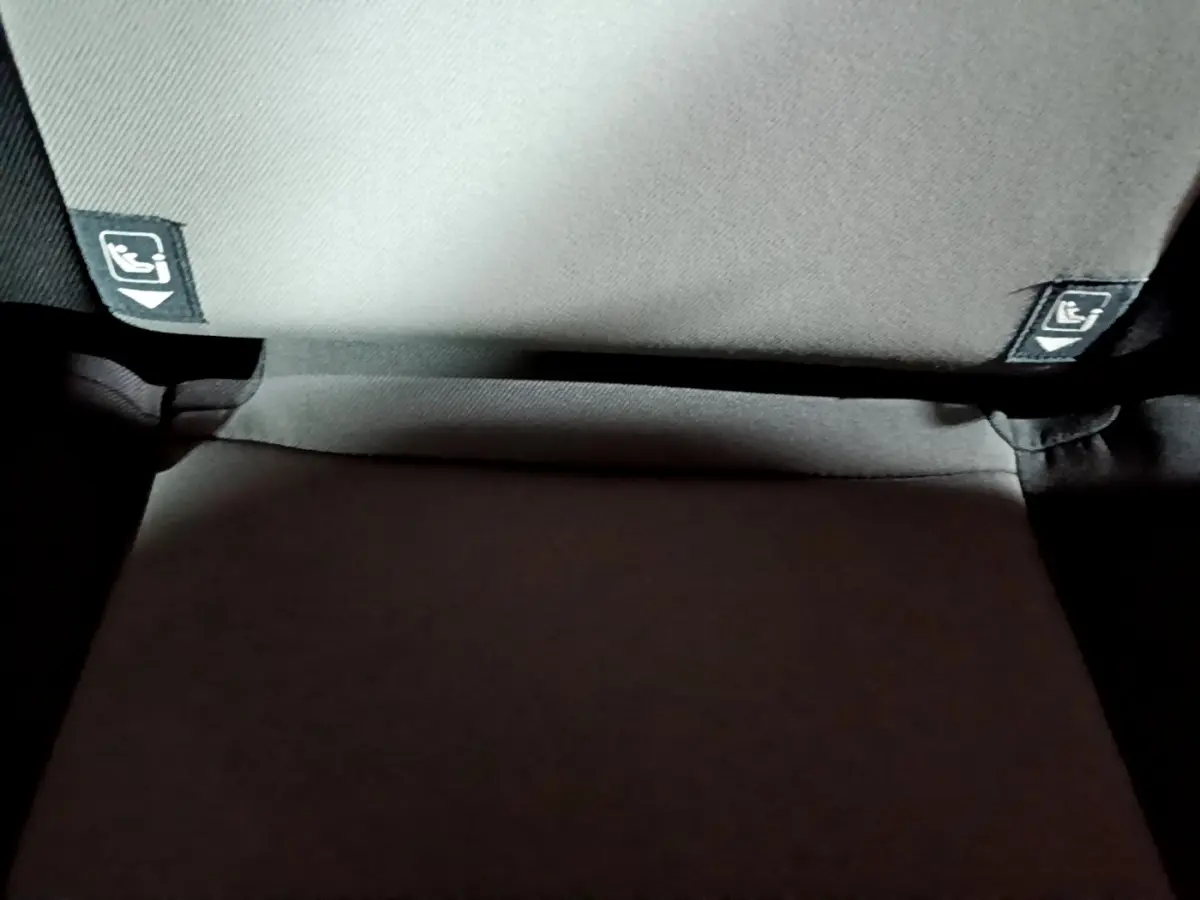 Gros plan sur la banquette arrière gris foncé de la Toyota Yaris 2019 avec étiquettes Isofix visibles.