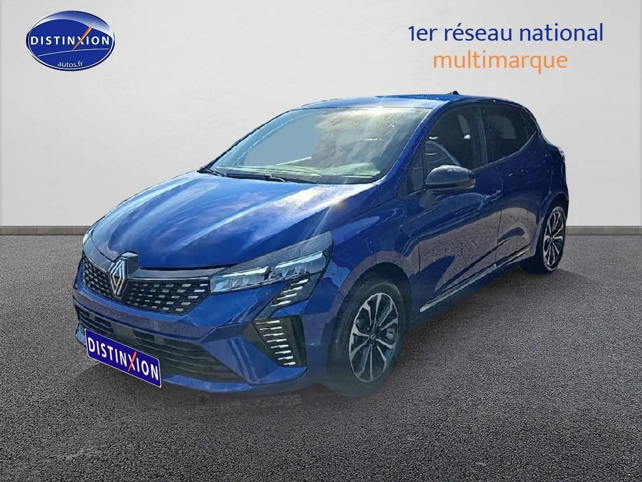 Renault Clio V 1.6 e-tech 145 techno bleu iron vue 3/4 avant avec calandre chromée et phares LED distinctifs.