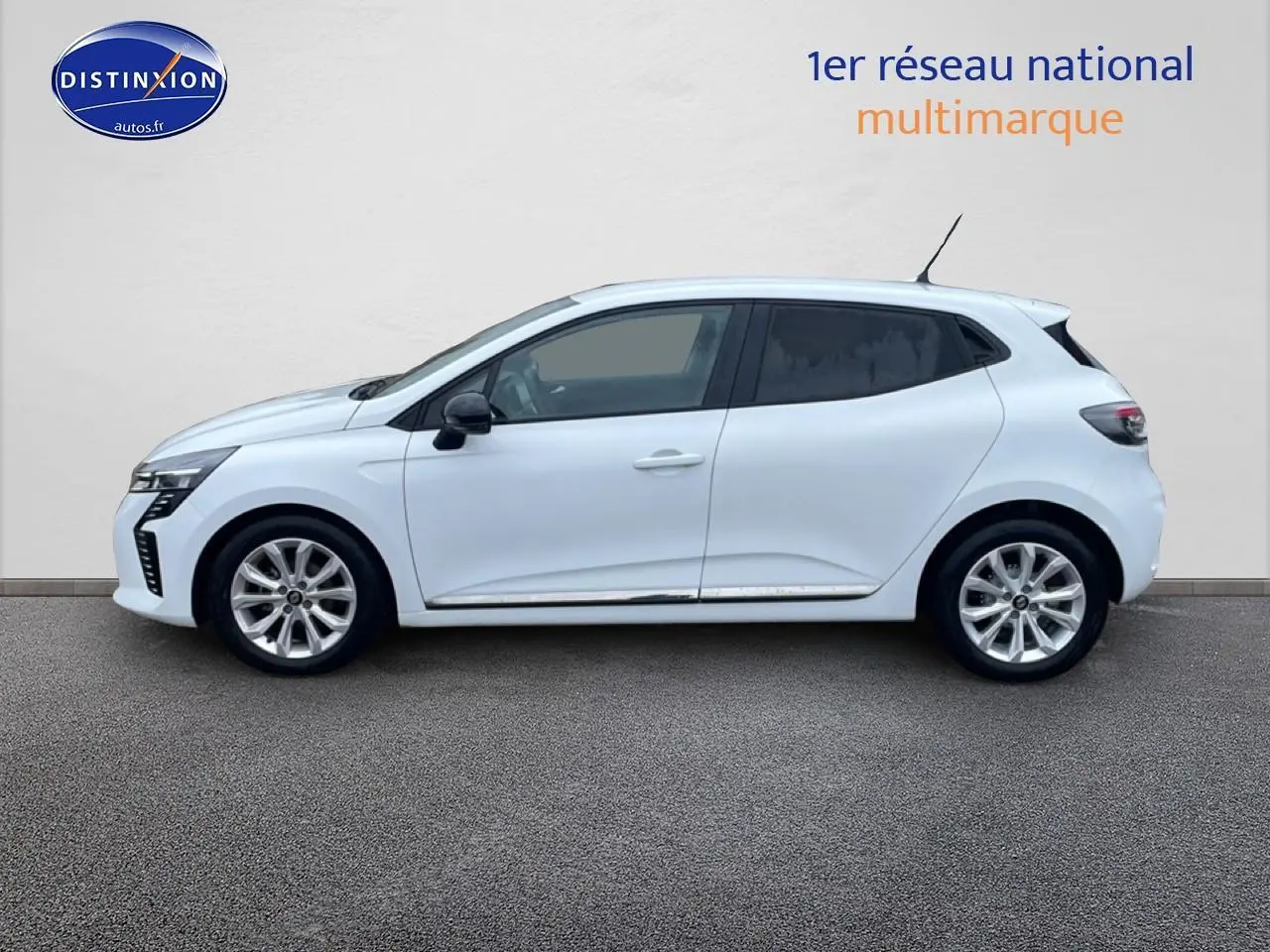 Profil droit d'une Renault Clio V blanche 2025 avec jantes alliage et rétroviseurs noirs contrastants.