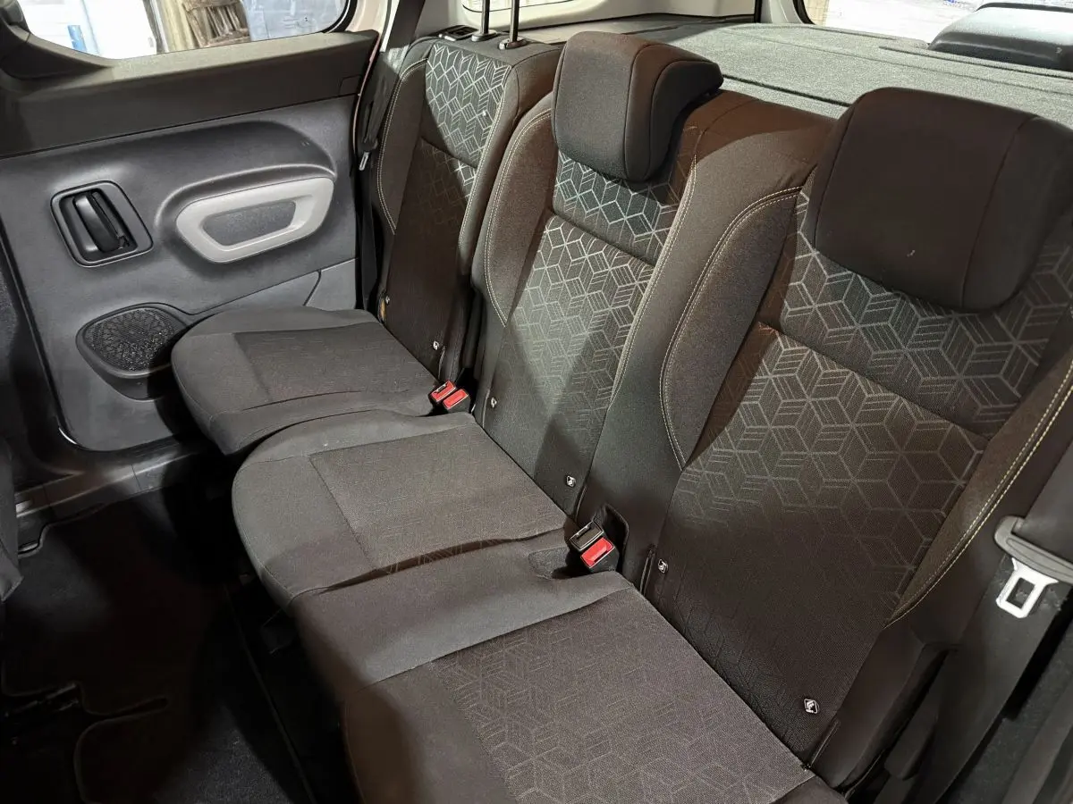 Vue intérieure de la banquette arrière noire avec motifs géométriques du Peugeot Rifter 2019 PureTech 110 S&S Active.