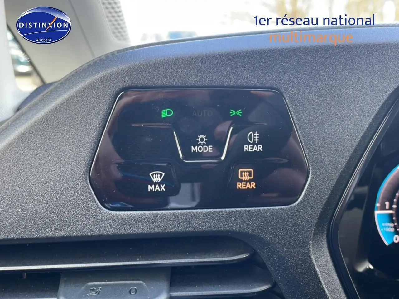 Détail du tableau de bord du Volkswagen Caddy 2025 montrant les commandes d’éclairage et de dégivrage.