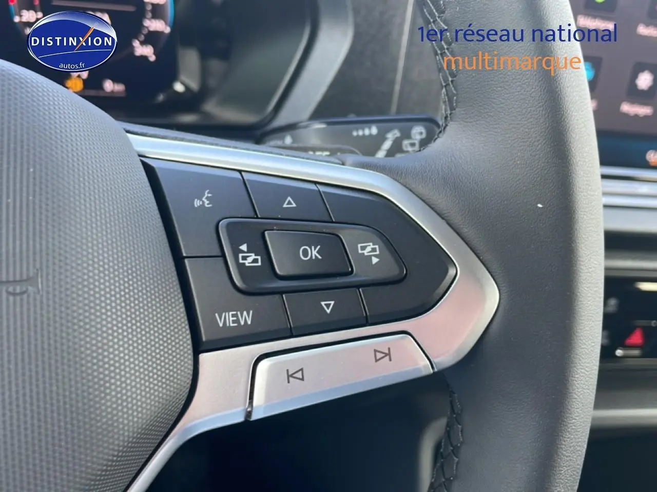 Gros plan sur les commandes multifonctions à gauche du volant cuir noir du Volkswagen Caddy 2025.