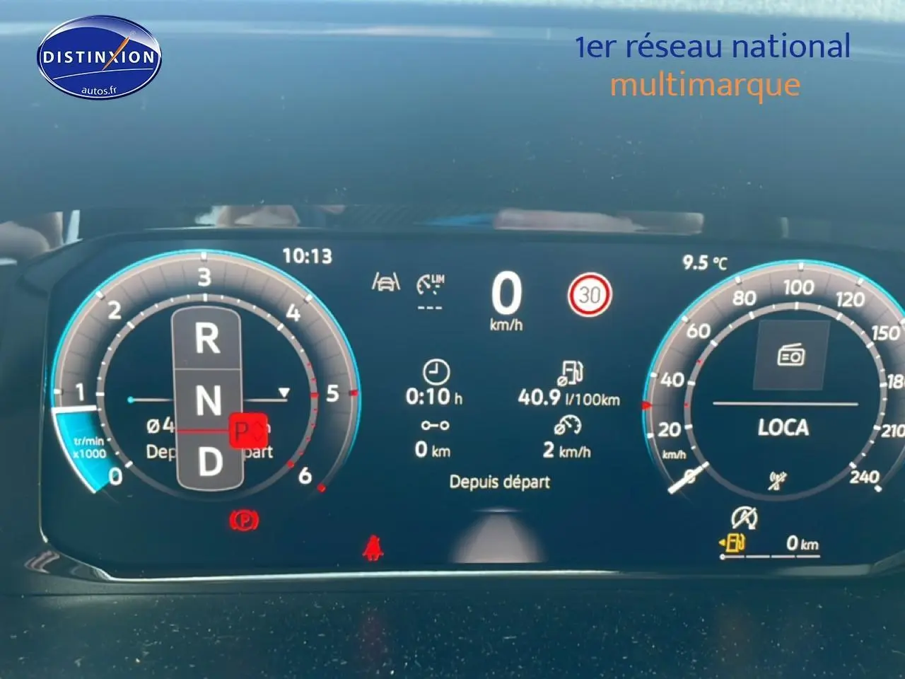 Tableau de bord numérique du Volkswagen Caddy blanc 2025, affichage vitesse et indicateurs moteur au repos.