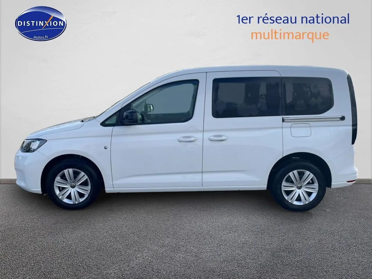 Profil droit d'un Volkswagen Caddy blanc 2025 avec vitres arrière teintées et jantes alliage.