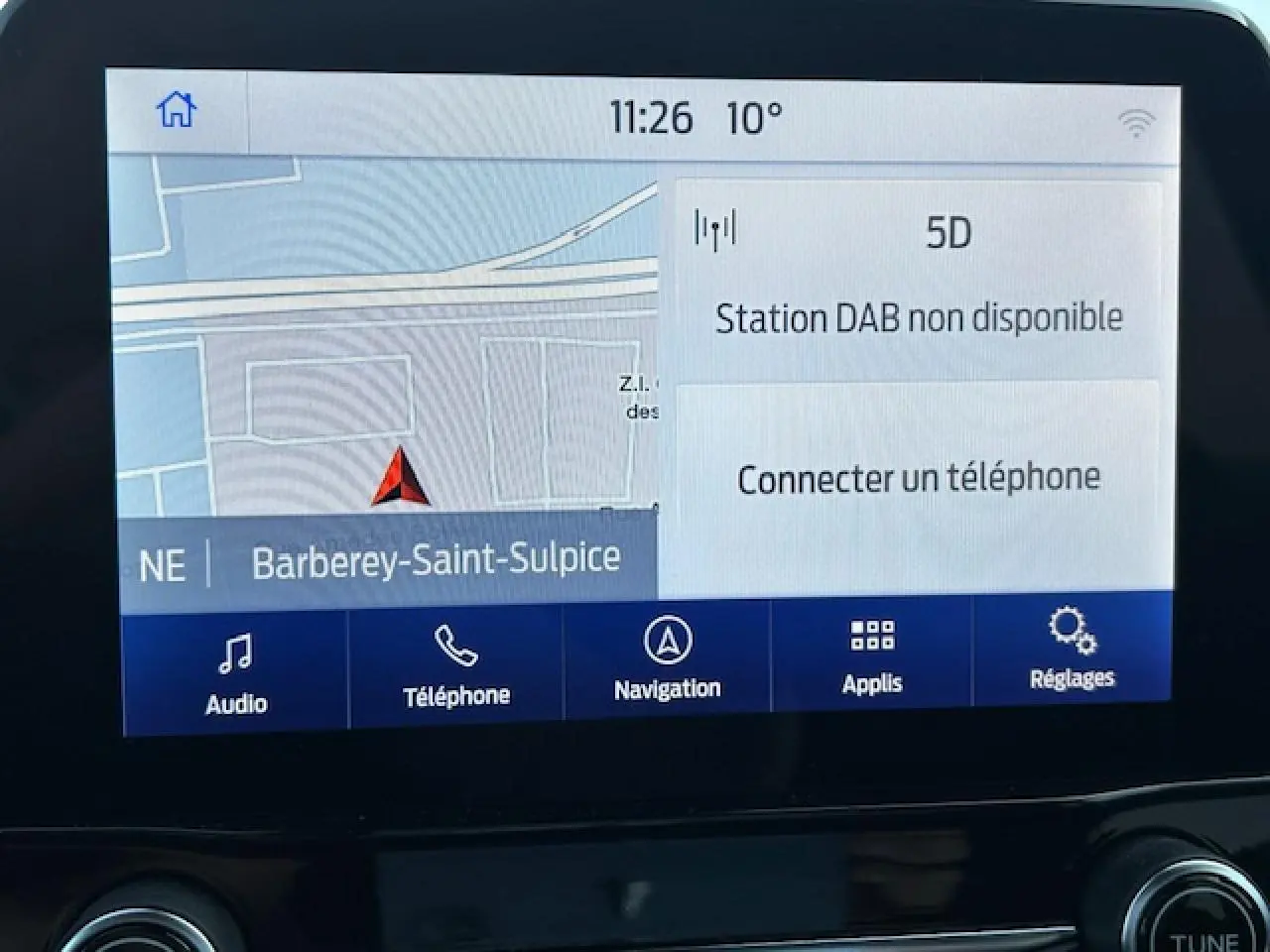 Écran tactile central du Ford Puma 2023 affichant la navigation et les options multimédia en intérieur.