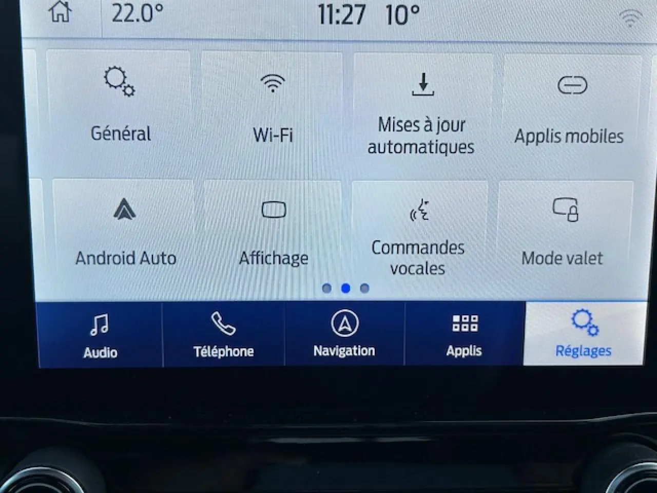 Écran tactile central du Ford Puma gris Solar 2023 affichant le menu des réglages avec options connectivité et navigation.