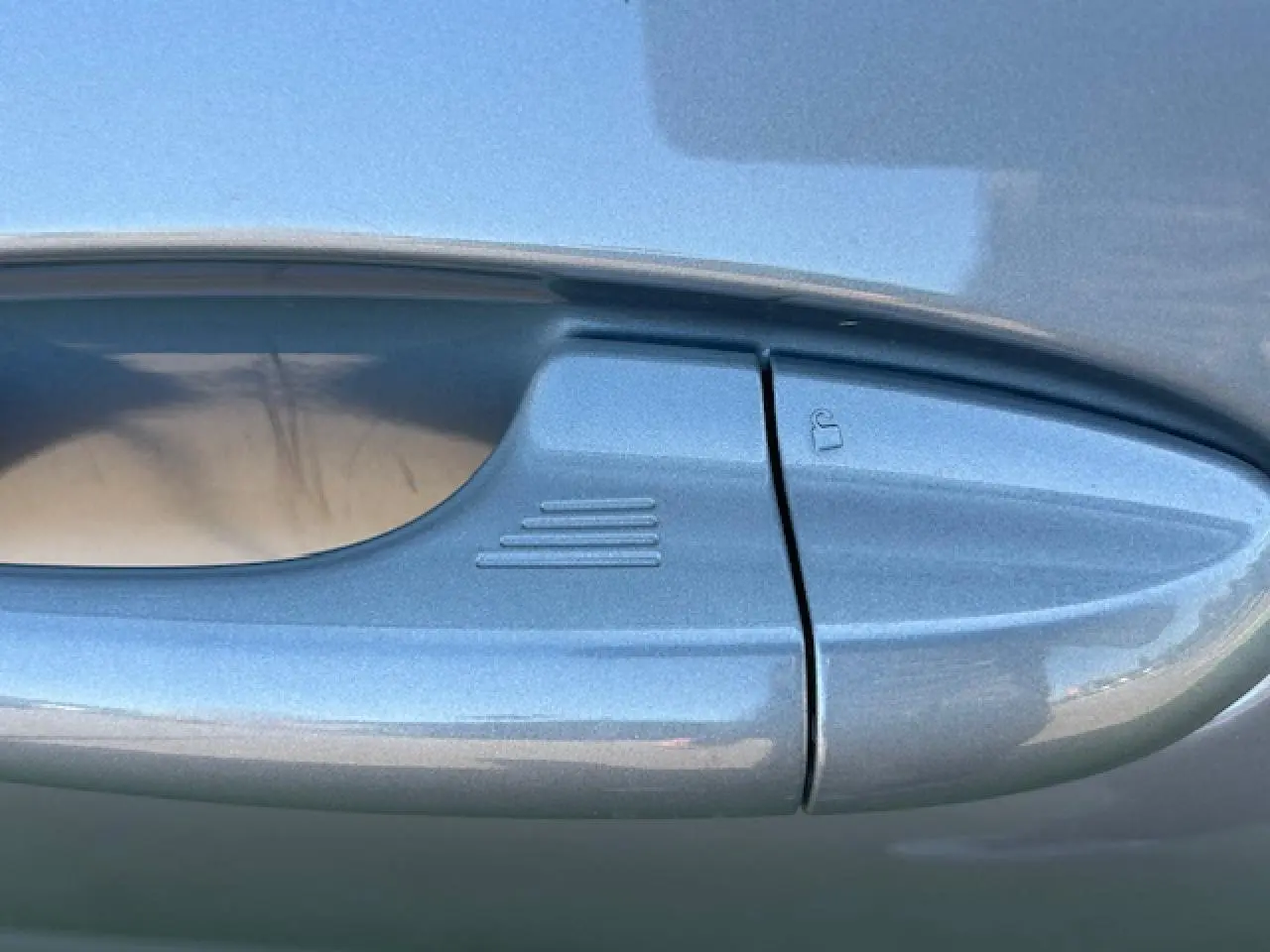 Poignée de porte côté gauche gris Solar du Ford Puma II 2023 avec bouton de verrouillage intégré.