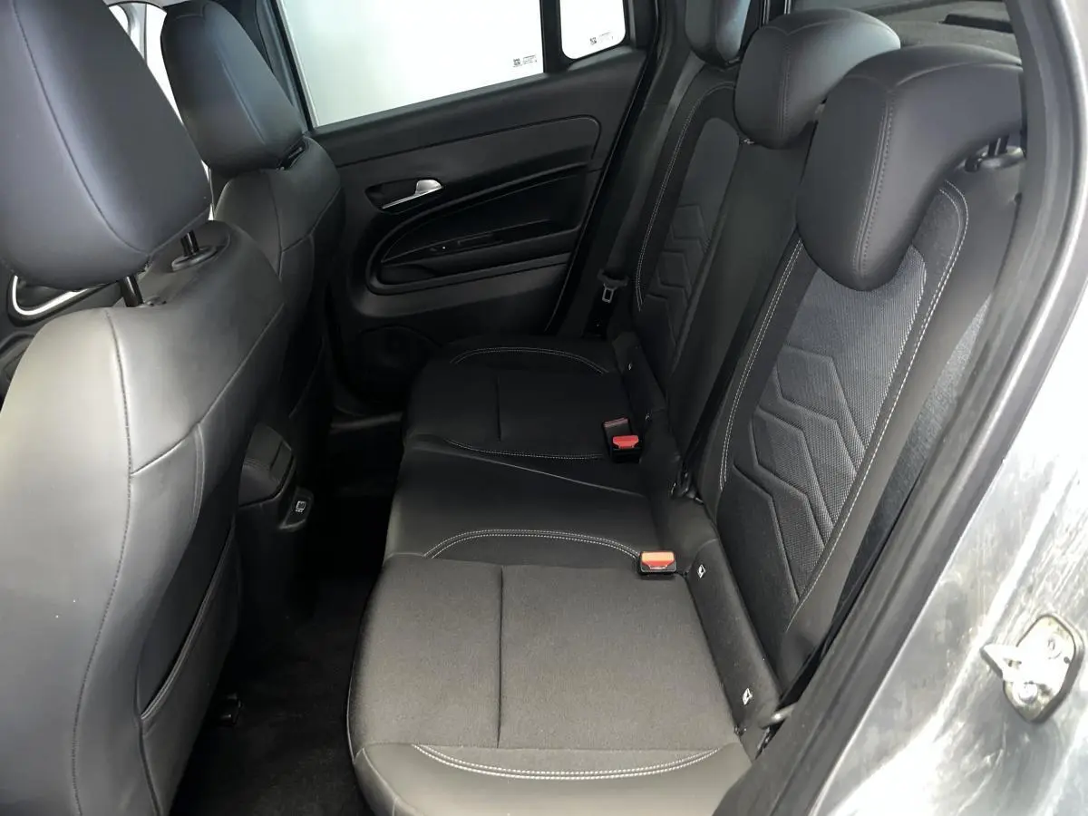 Vue intérieure côté droit sur la banquette arrière noire mixte tissu/TEP du Jeep Avenger 2024 gris.