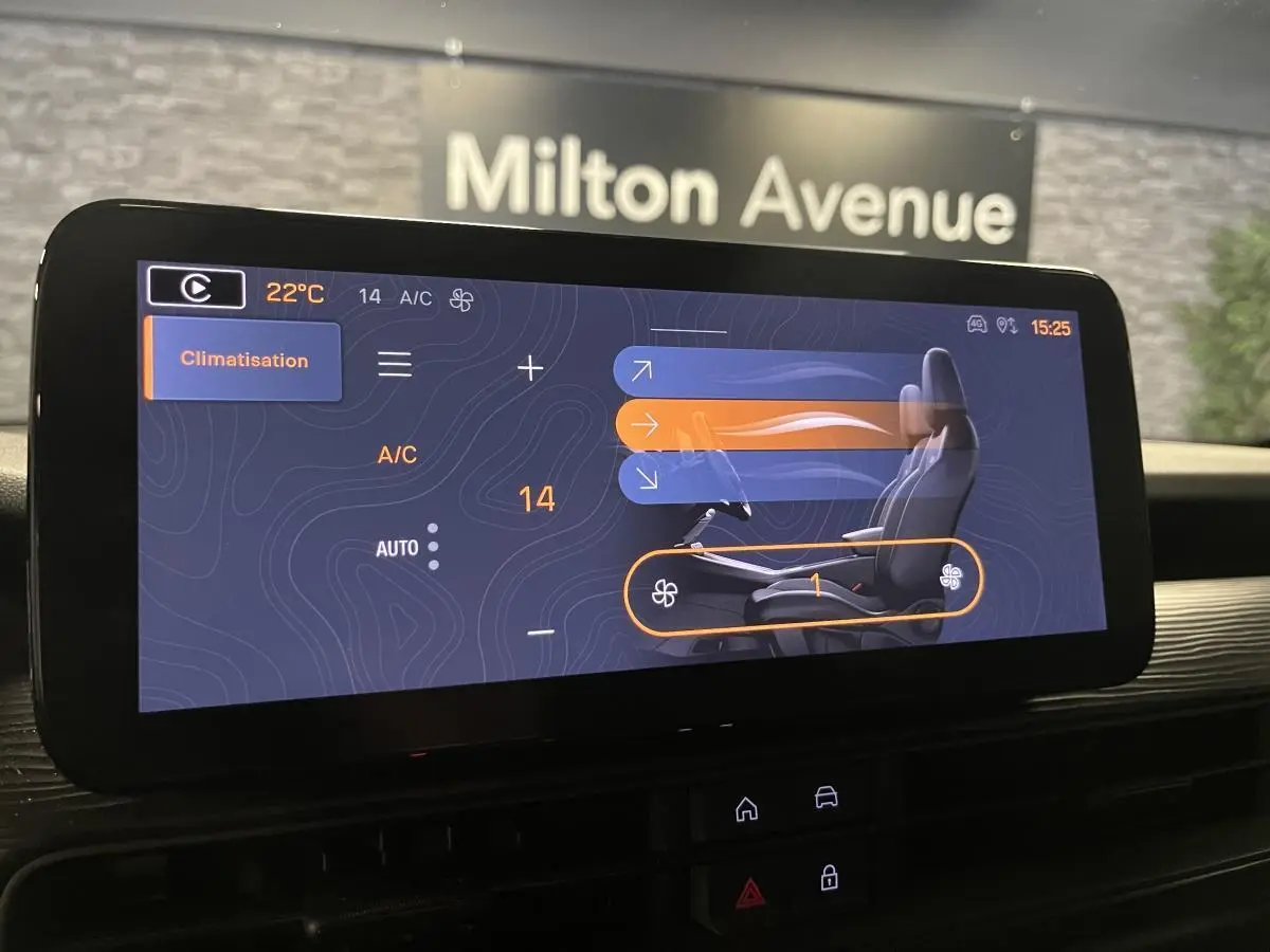 Écran tactile intérieur du Jeep Avenger 2024 montrant le réglage de la climatisation à 22°C.
