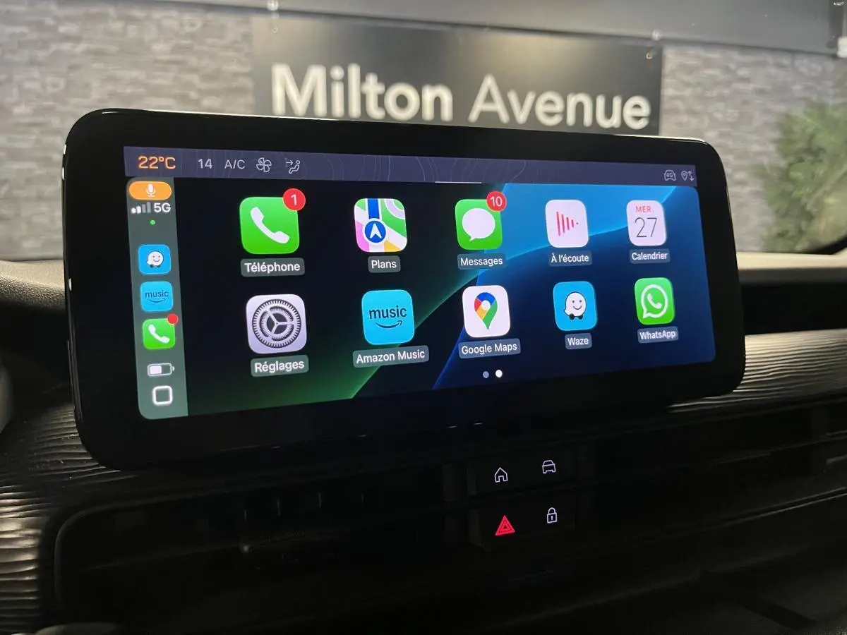 Écran tactile multimédia couleur Uconnect 10,25" dans l'habitacle du Jeep Avenger gris, vue de face.