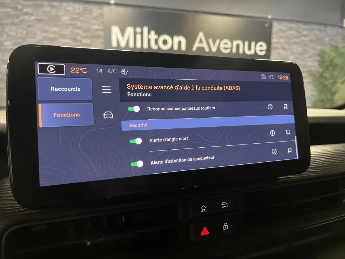 Écran tactile intérieur affichant les aides à la conduite du Jeep Avenger 2024, vue rapprochée du tableau de bord.