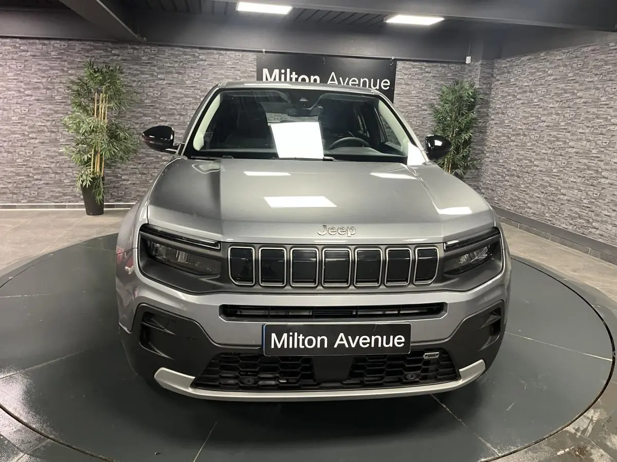 Vue frontale du Jeep Avenger gris métallisé avec calandre à sept fentes et plaques Milton Avenue.